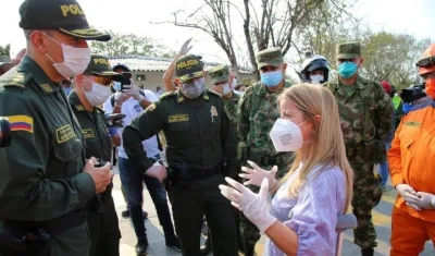 La Gobernadora con los altos mandos de la Policía y el Ejército en el Atlántico.