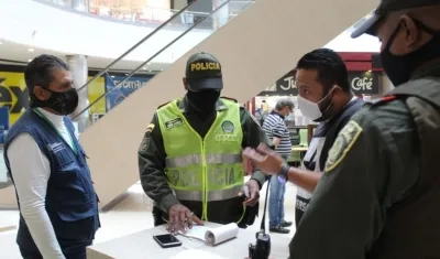 Personal de la patrulla Covid cerrando el Centro Comercial Viva Barranquilla.