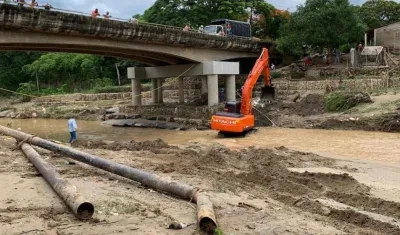La tubería del Acueducto Costero arrasada por el Arroyo Grande.
