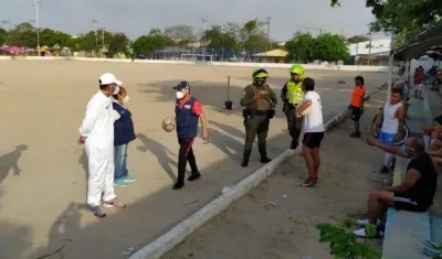 La Patrulla Covid durante el operativo en la cancha del barrio Simón Bolívar.