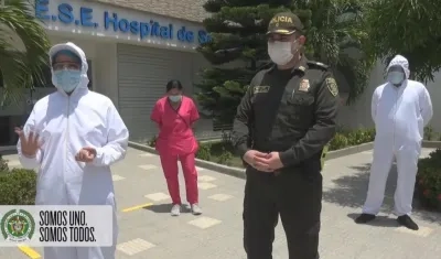 Policía con el personal médico.