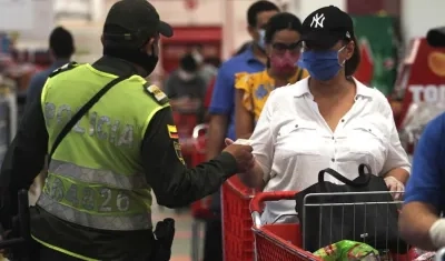 La Patrulla Covid verificando el 'pico y cédula'.