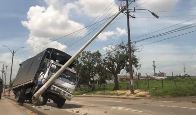 Así quedó el poste y el camión tras el choque.
