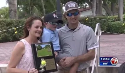 William Kelly con sus padres.