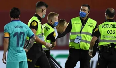 El hincha que se metió al campo de juego.