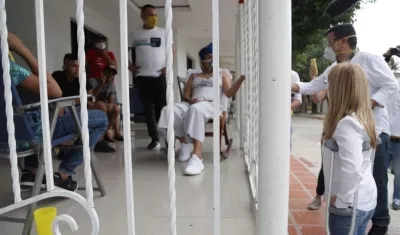 La Gobernadora Elsa Noguera y el Alcalde (e) óscar Pantoja, entregando tapabocas.