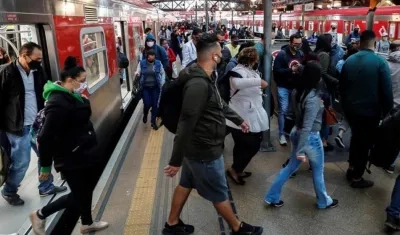 Pasajeros desembarcan del tren este lunes en la estación Luz, en el centro de Sao Paulo (Brasil).