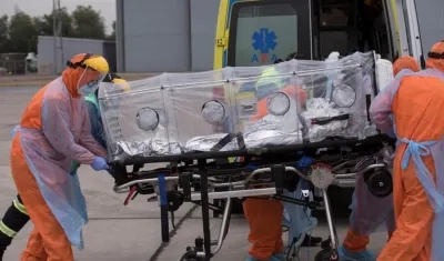 Médicos atendiendo un paciente con Covid-19 en Chile.