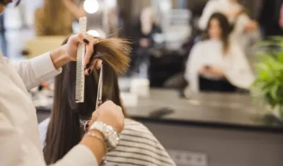 Peluquerías podrán atender con cita previa, cumpliendo protocolo.