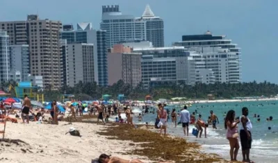 Playas de Miami Beach llenas de bañistas a pesar del aumento de casos por coronavirus.