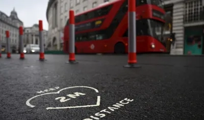 Un cartel de distancia social de dos metros en Regents Street en Londres.