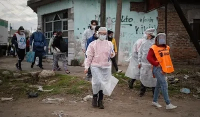 Personal sanitario busca casos positivos de la Covid-19 este miércoles, en Villa Fiorito en la provincia de Buenos Aires (Argentina).
