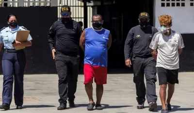Gerardo Enrique Oliveros Laborda (c) y a Yerimi Segundo Machado (d),  detenidos.