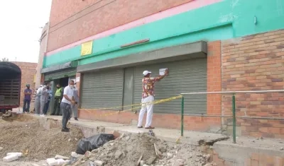 Operativo de cierre de uno de los establecimientos.