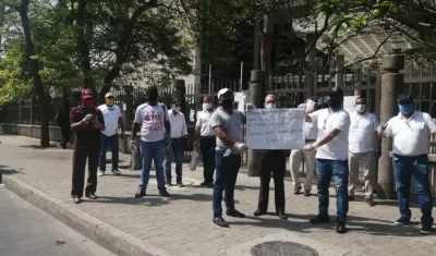 Plantón de abogados litigantes reclamando reapertura gradual de los juzgados.