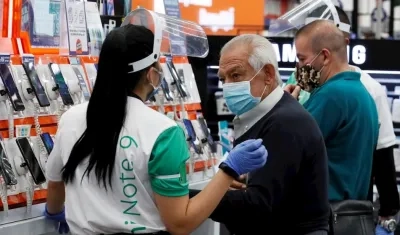 Un anciano fue registrado este viernes dentro de un almacén en Bogotá. 