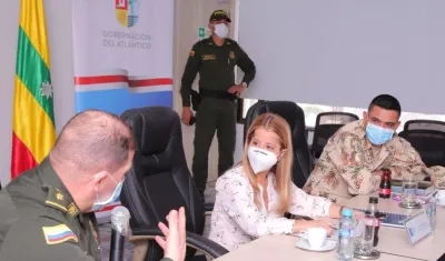 La Gobernadora con los altos mandos de la Policía y el Ejército en el departamento.