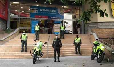 Vigilancia de la Policía en centros comerciales.