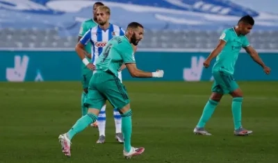 Karim Benzema festeja el gol anotado.