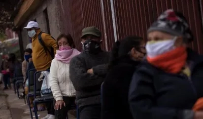 Chile se encuentra actualmente bajo estado de excepción por catástrofe y toque de queda nocturno, con las fronteras cerradas.