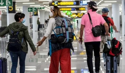 Viajeros ataviados con mascarillas a su llegada al Aeropuerto de Palma de Mallorca, este domingo.