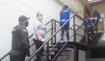 Las autoridades realizando los operativos a los moteles de la ciudad.