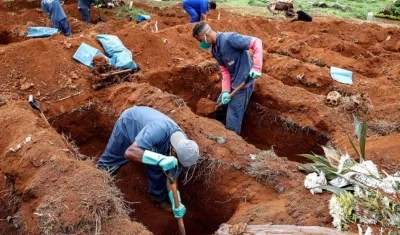 Sepultureros del cementerio de Vila Formosa de Sao Paulo, el más grande de América Latina, abren nuevas fosas para realizar más entierros dada la pandemia de Covid-19.