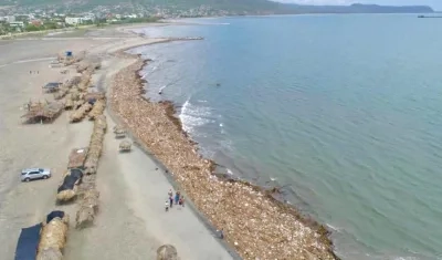 Contaminación ambiental en las playas de Puerto Colombia que se busca compensar.