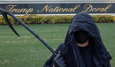 El abogado floridiano Daniel W. Uhlfelder posa vestido como la muerte en el Trump National Doral Golf Resort de Doral, Florida (EE.UU.).