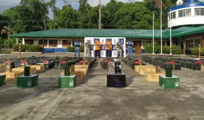 Armada con la mercancía incautada.