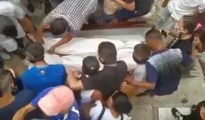 Momento en que abrieron el ataúd.