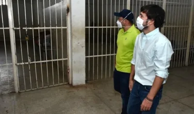 El Alcalde Jaime Pumarejo, durante operativos nocturnos de control y prevención.