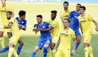 Los dos equipos en el partido.