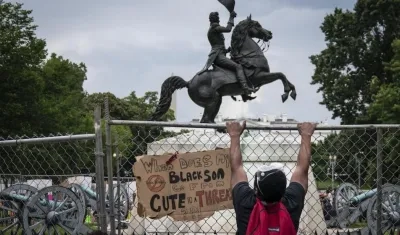Numerosas estatuas de personajes históricos han sido atacadas.