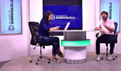 El Alcalde Jaime Pumarejo y la Jefe de Prensa Luz Elena Ramos, dando a conocer las medidas.