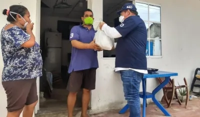 Entrega de auxilios alimentarios.