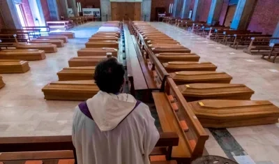 Féretros de 45 víctimas de coronavirus en la iglesia de San Giuseppe en Seriate (Bérgamo), Italia, el pasado mes de marzo.