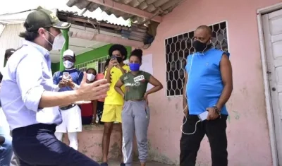 El Alcalde Jaime Pumarejo, dialogando con habitantes de La Playa.