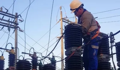 Un operario trabajando en la subestación Sabanalarga.