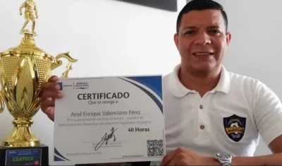 Ariel Valenciano con el certificado de participación.