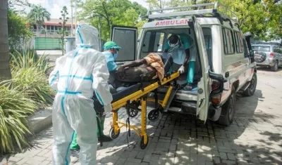 Atención a un paciente en Haití.