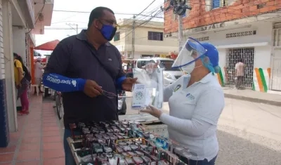 Entrega de elementos de bioseguridad.
