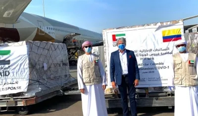 El Embajador Jaime Amín, despachando la ayuda médica para Colombia.