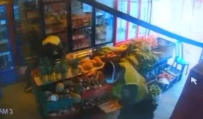 Momento en que policías capturan a los asaltantes.