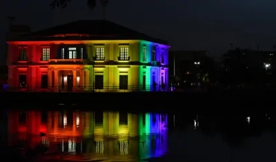 Intendencia Fluvial iluminada con motivos LGBTI.