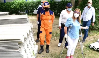 La Gobernadora Elsa Noguera durante la entrega de los materiales.