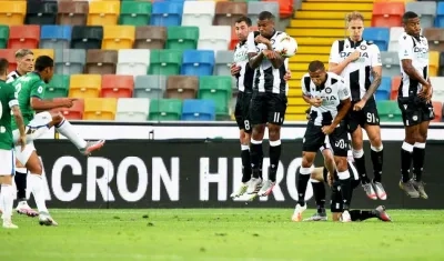 Momento de uno de los golazos de Muriel.