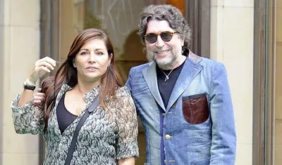 El músico Joaquín Sabina contrajo matrimonio con Jimena Coronado, su compañera de hace 25 años.