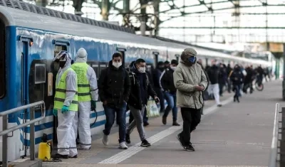 Personal de la Policía realiza controles este lunes en un ingreso a la ciudad de Buenos Aires. 