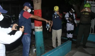 Autoridades botando el licor.